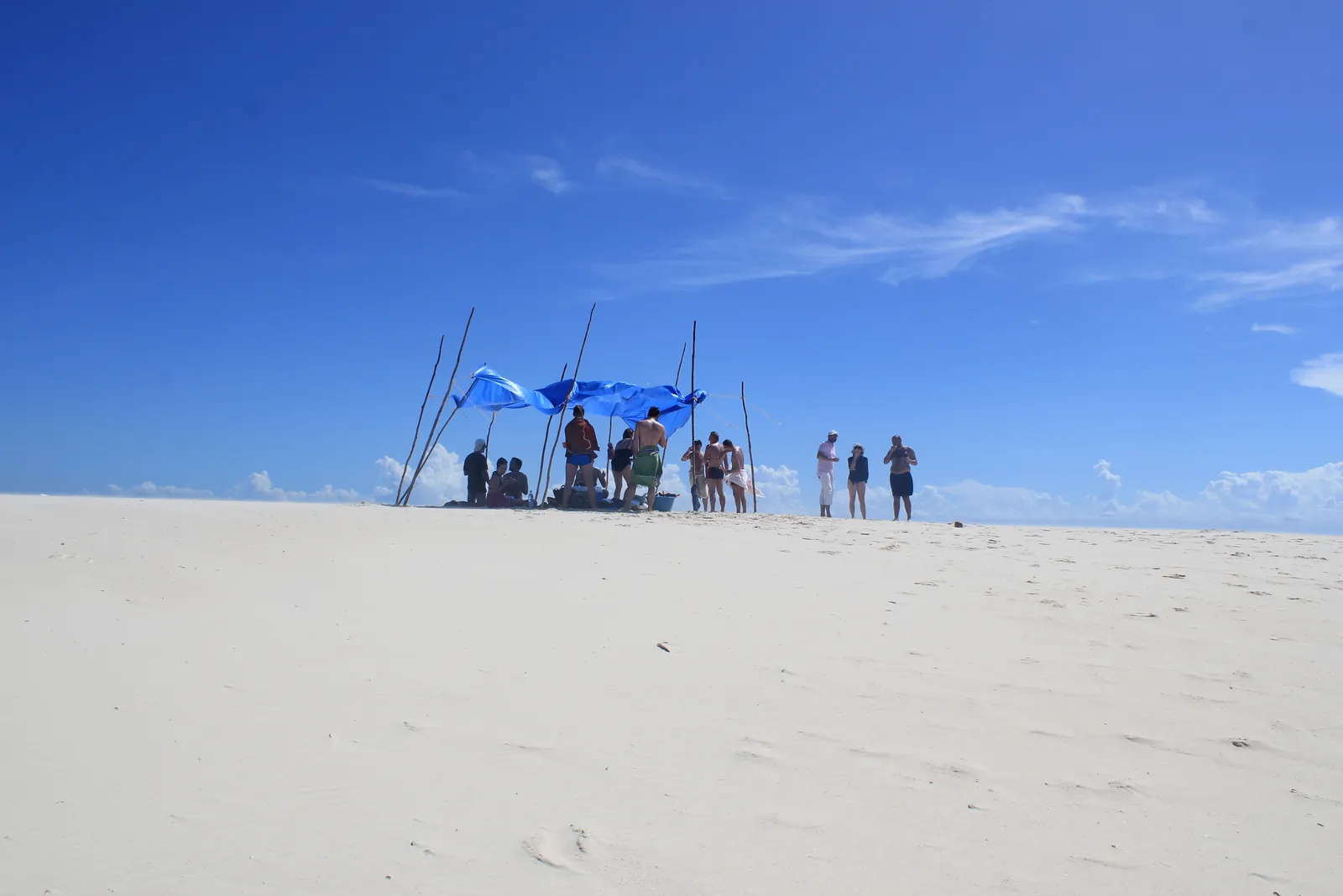 Banc de sable blanc et abri de toile bleue pendant une sortie en mer à Zanzibar