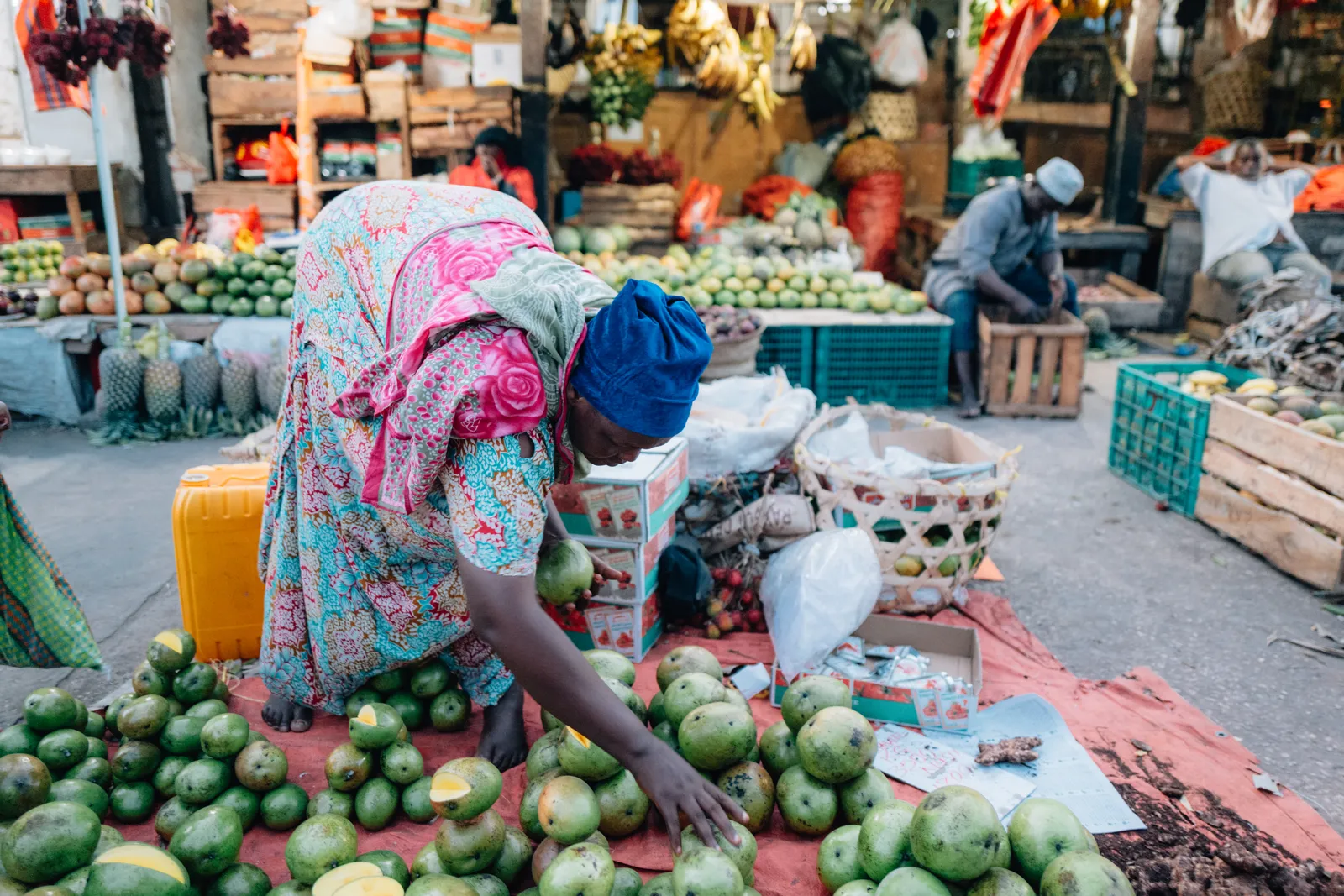 Vendeuse de fruits sur un marché local de Zanzibar