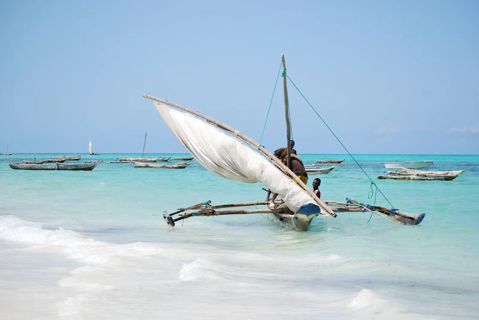 Boutre traditionnel sur une eau turquoise au large de Zanzibar