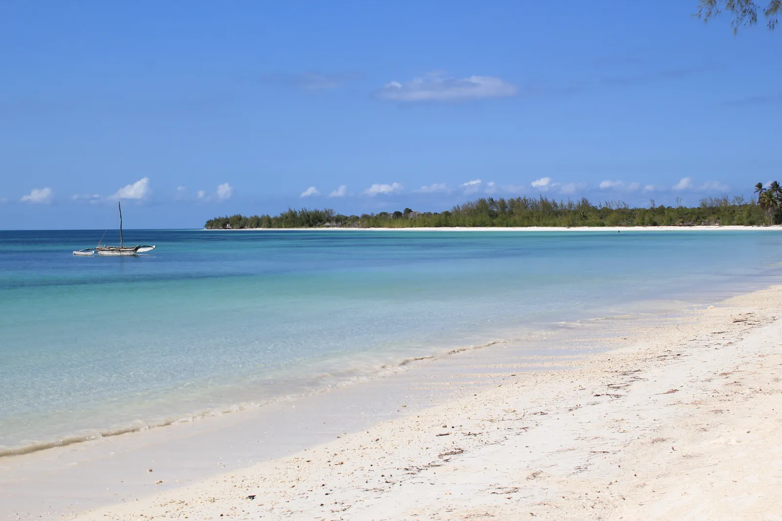 Plage de sable blanc et mer turquoise à Zanzibar