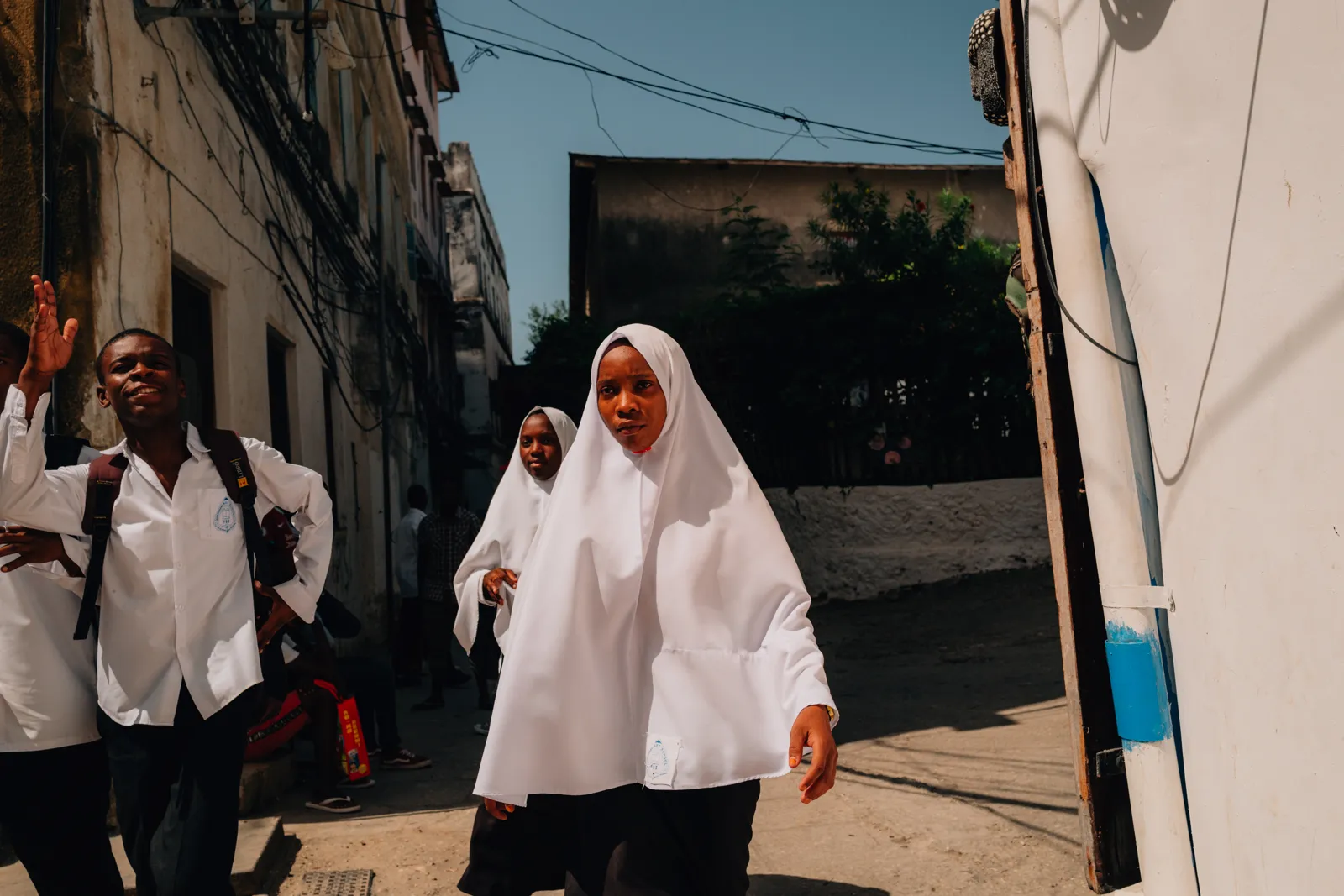 Jeunes écoliers marchant dans une rue de Stone Town